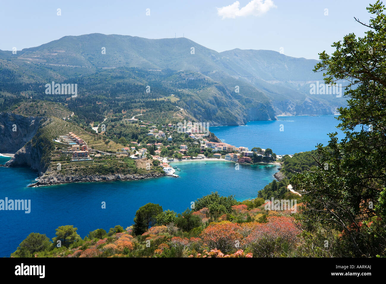 Vista di Assos da Assos Castello, CEFALLONIA, ISOLE IONIE, Grecia Foto Stock