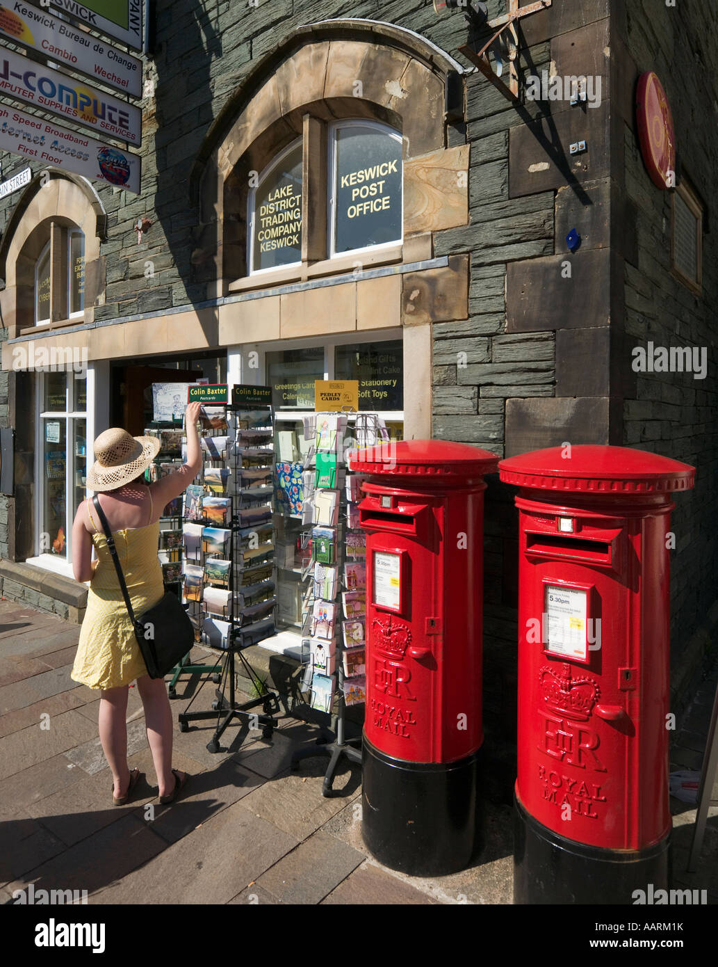 Ufficio postale in centro città, Keswick, Lake District, Cumbria, England, Regno Unito Foto Stock