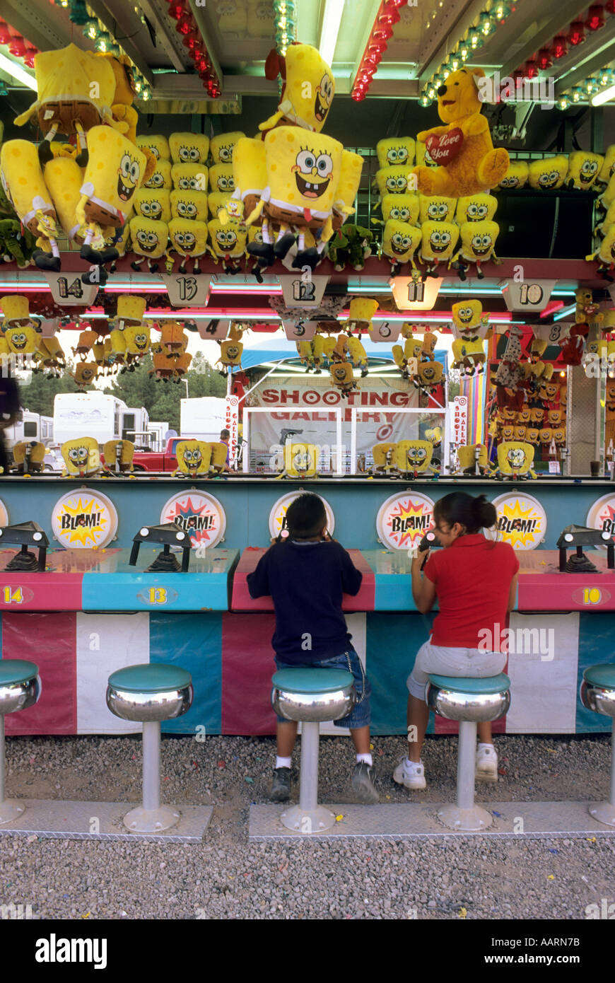 Ragazzi che giocano a tiro a segno a Coconino County Fair Flagstaff in Arizona Foto Stock