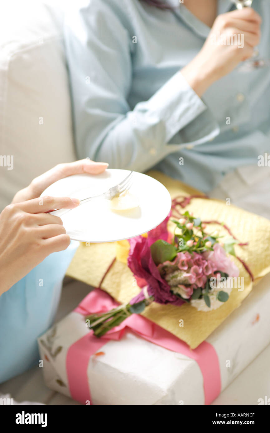 Due donne godendo parte a casa Foto Stock