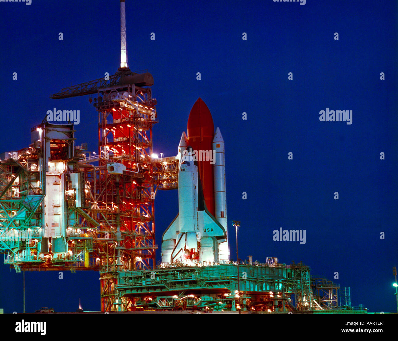 Space Shuttle Columbia di lancio sulla rampa di lancio all'alba Foto Stock
