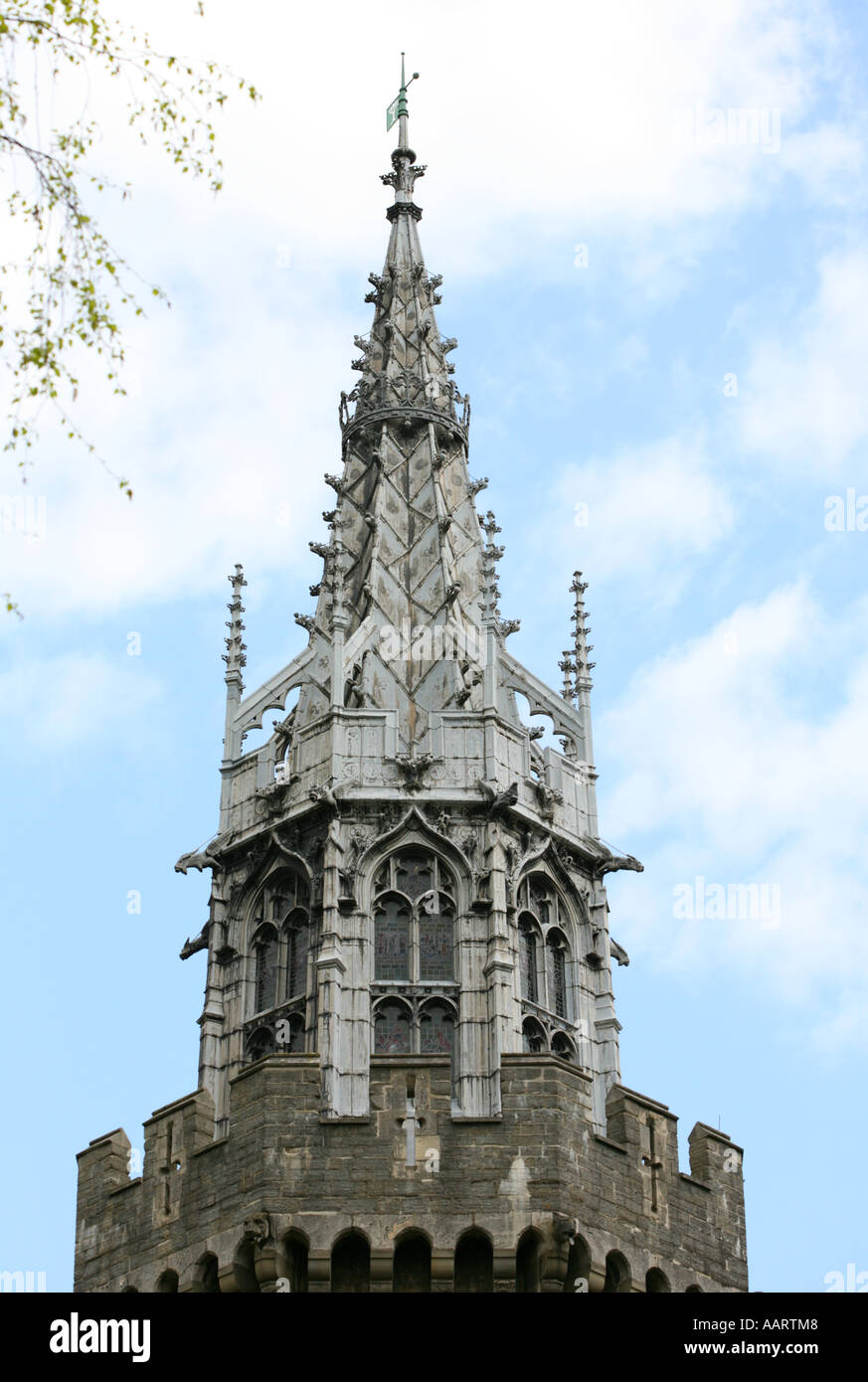 Gothic cercando il castello di Cardiff guglia tower intricati dettagli architettonici costruito da Victorian William de Morgan Foto Stock