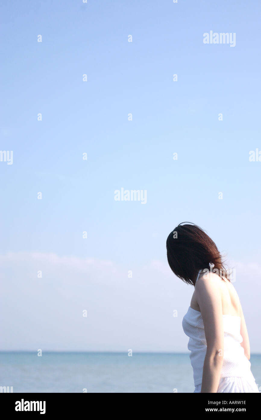 Una giovane donna alla spiaggia Foto Stock