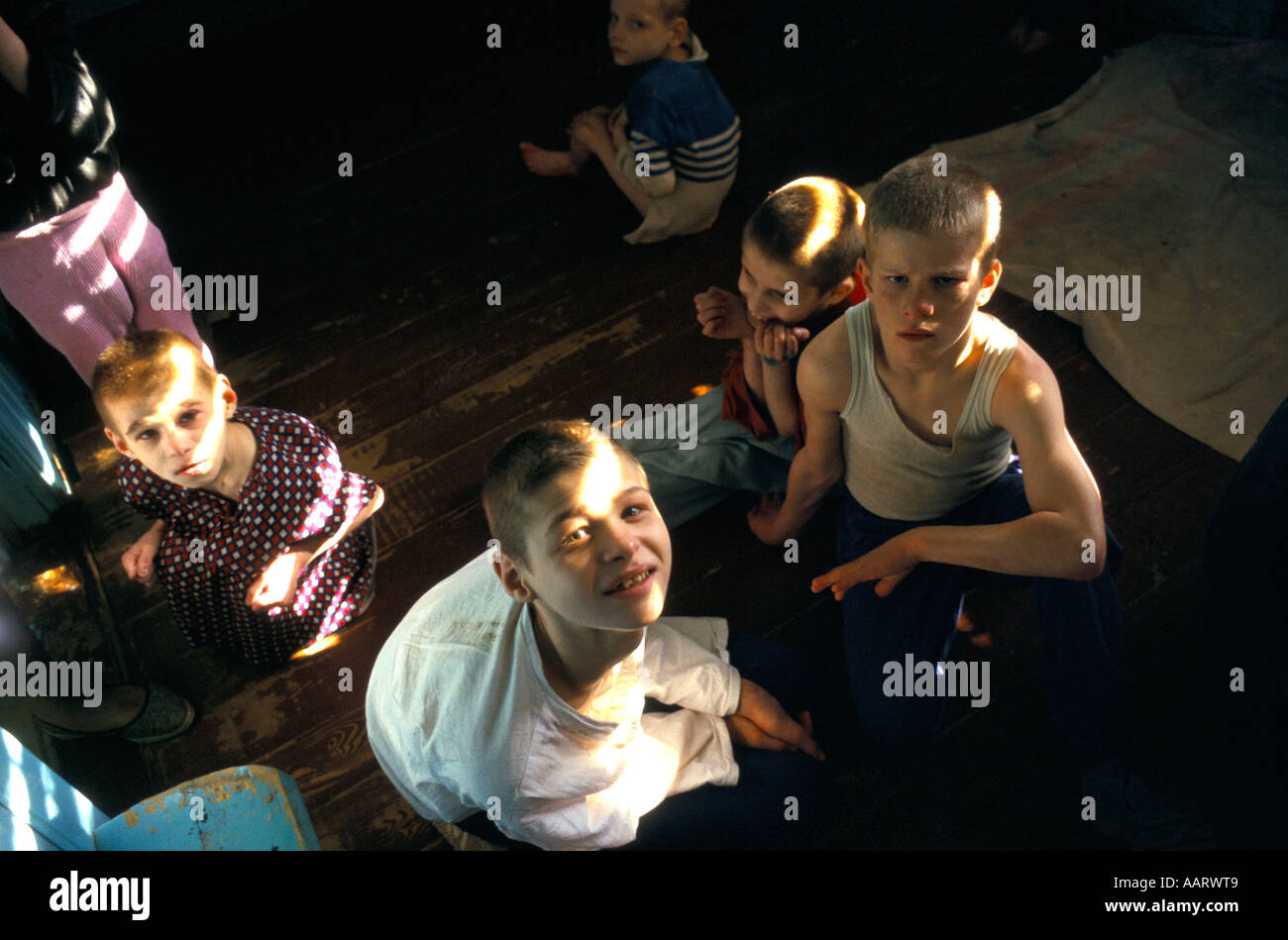 Orfanotrofi IN RUSSIA mentalmente fisicamente I BAMBINI DISABILI IN OREKHOVO ZUEVO orfanotrofio a est di Mosca 1996 Foto Stock