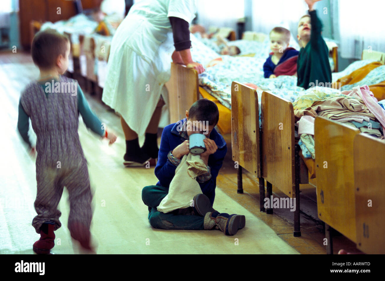 Orfanotrofi IN RUSSIA I BAMBINI DISABILI A OREKHOVO ZUEVO orfanotrofio trenta miglia a est di Mosca 1996 Foto Stock
