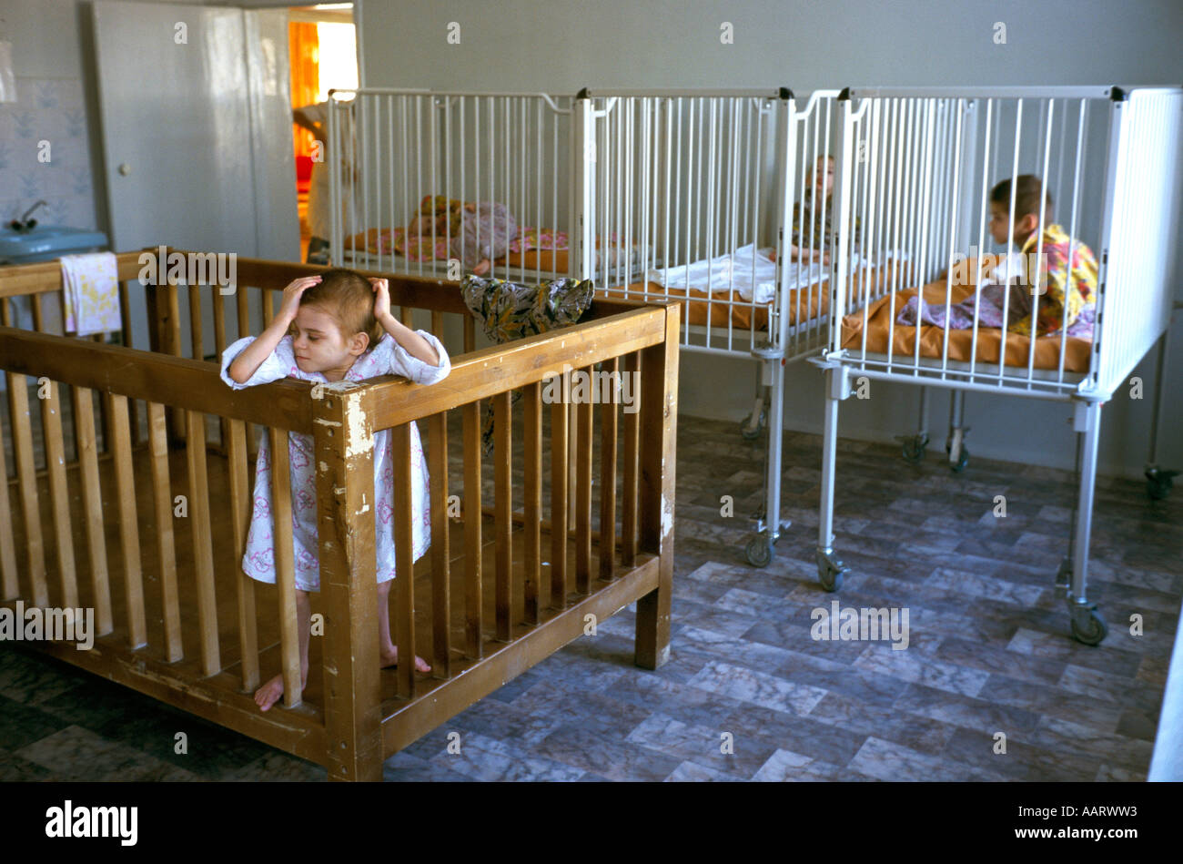 Orfanotrofi IN RUSSIA i bambini presso un orfanotrofio numero undici nella periferia di Mosca 1996 Foto Stock