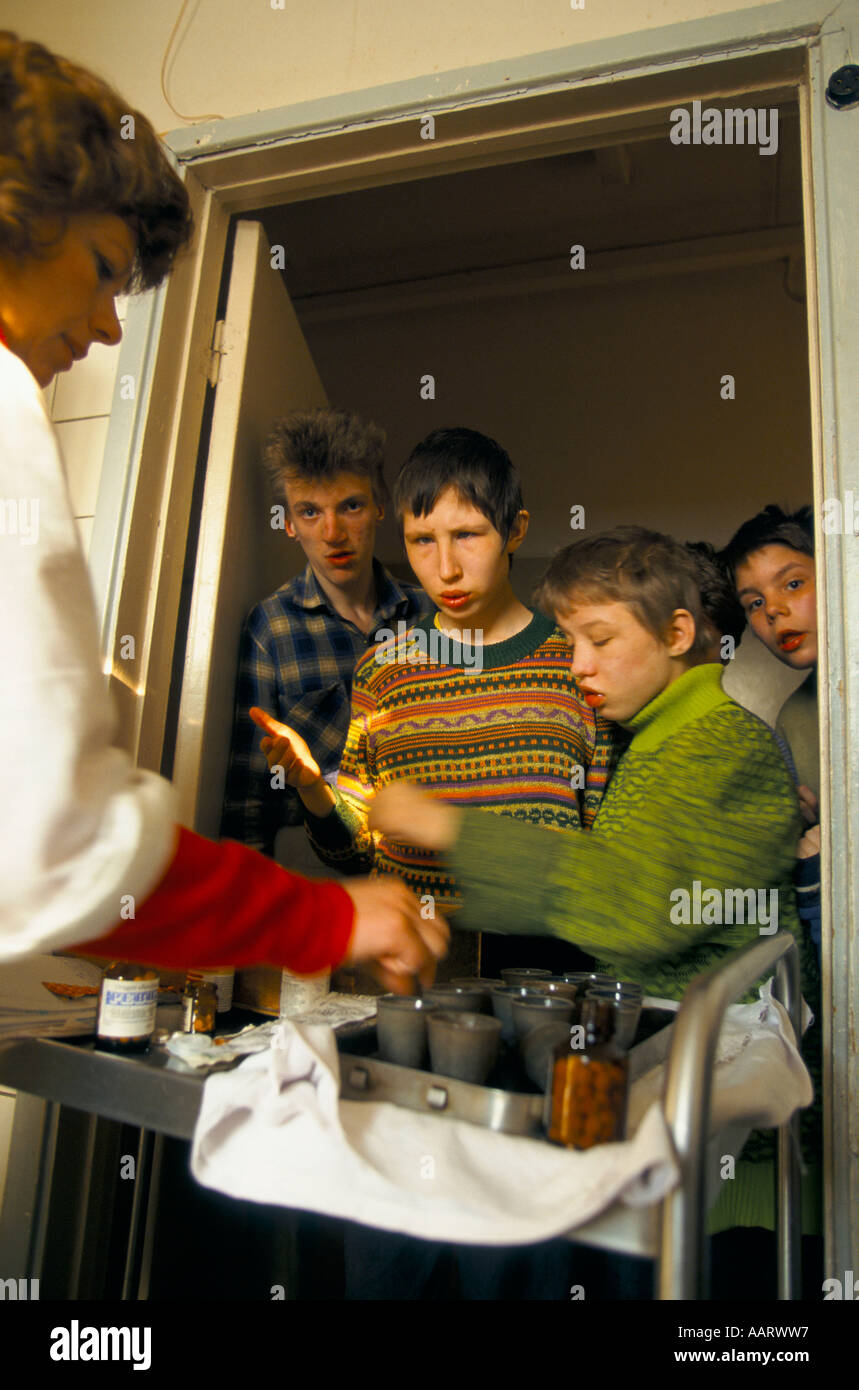 Orfanotrofi IN RUSSIA i bambini in coda per il cibo al FILIMONKI ORFANOTROFIO 15 miglia a sud ovest di Mosca 1996 Foto Stock