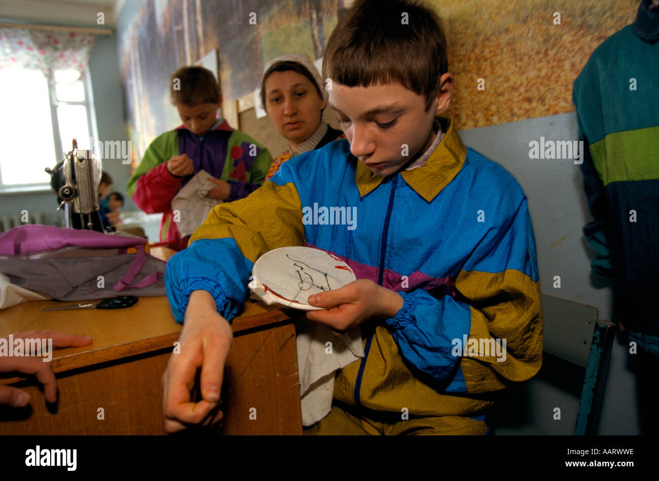 Orfanotrofi IN RUSSIA I bambini la cucitura al YAKHROMA orfanotrofio vicino a Mosca 1996 Foto Stock