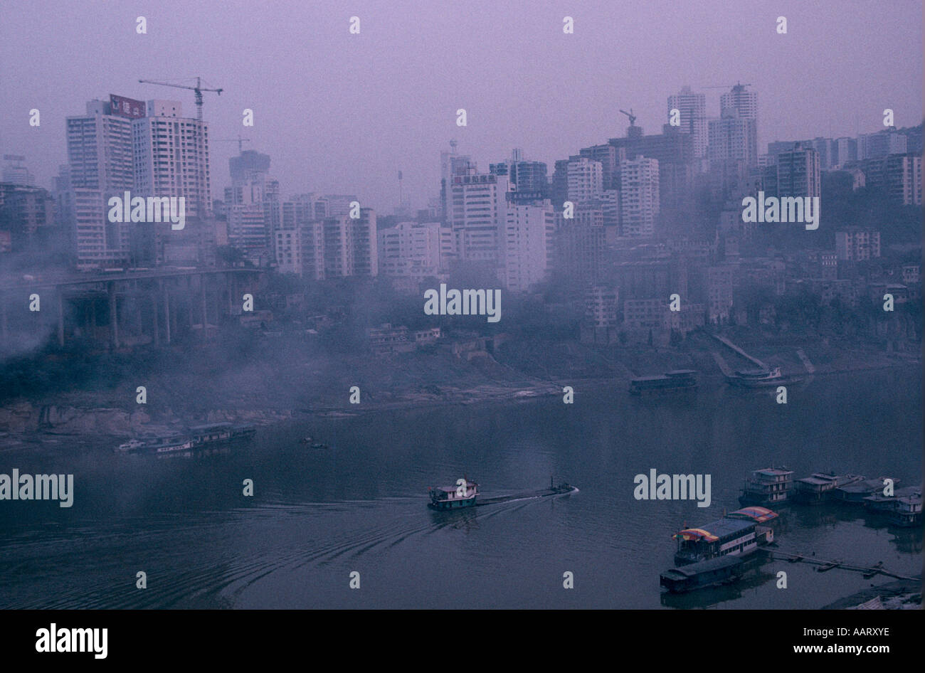 Cina s le riforme economiche vista della città inquinate LINEA DI CHONGQUING E IL FIUME JIALING 1999 Foto Stock