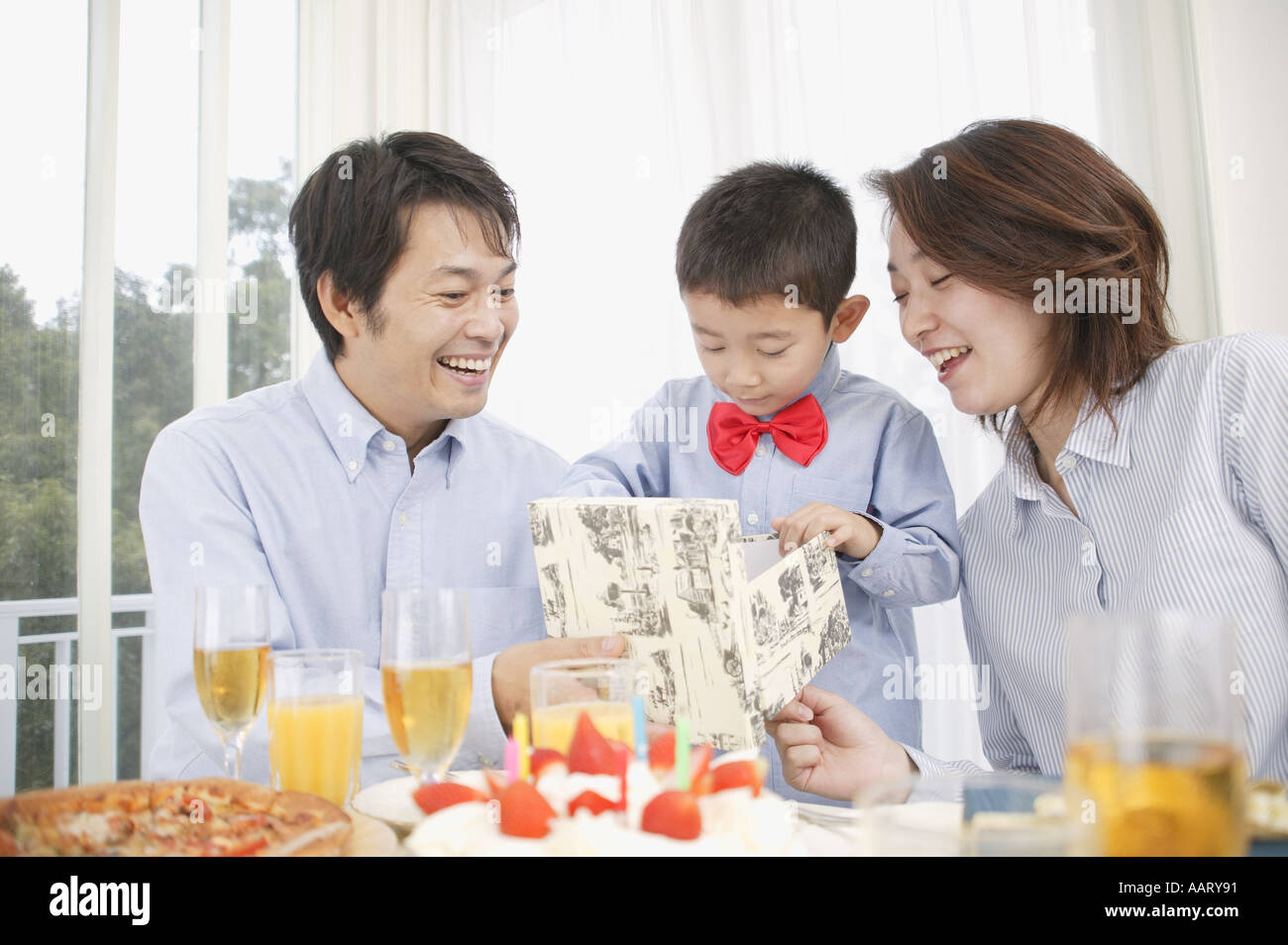 Apertura del ragazzo regalo di compleanno Foto Stock