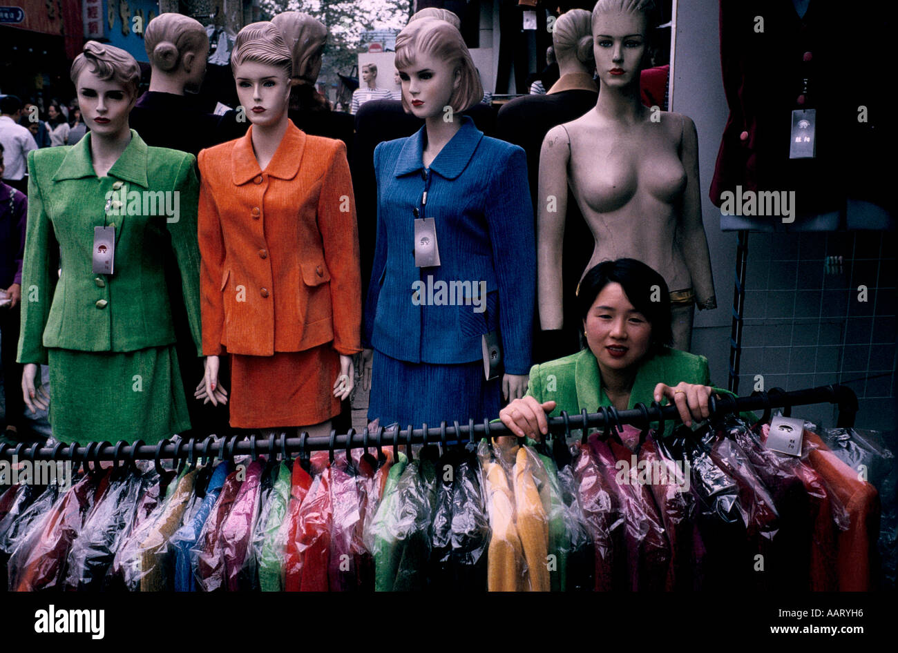 Cina s le riforme economiche che vendono vestiti in CHONGQUING 1999 Foto Stock