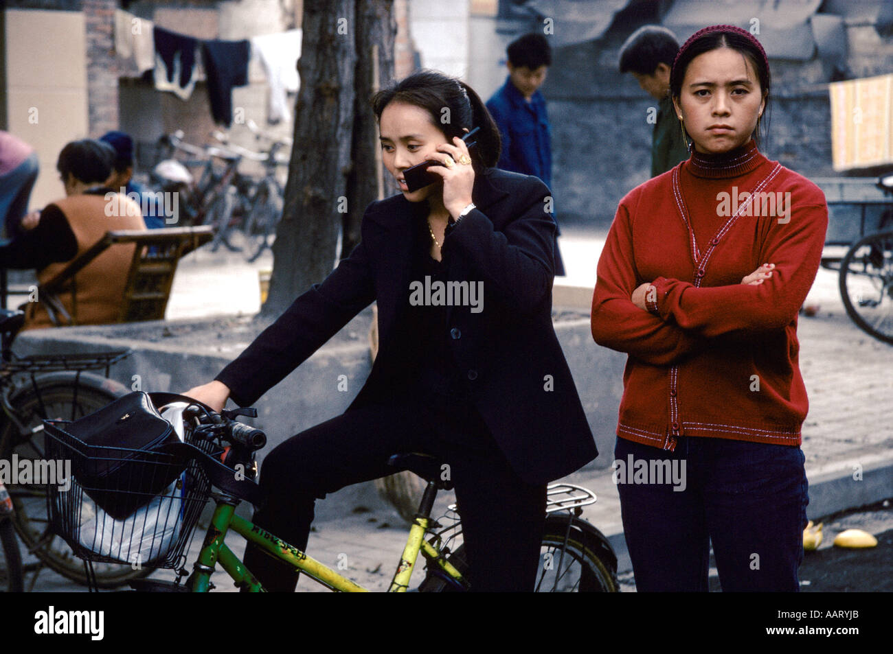 Cina s le riforme economiche giovane ragazza parlando al telefono cellulare CHONGQUING 1999 Foto Stock