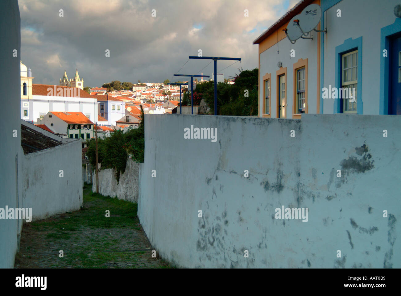 La città di Angra do Heriosmo sull'isola portoghese di Terciera nelle Azzorre Foto Stock