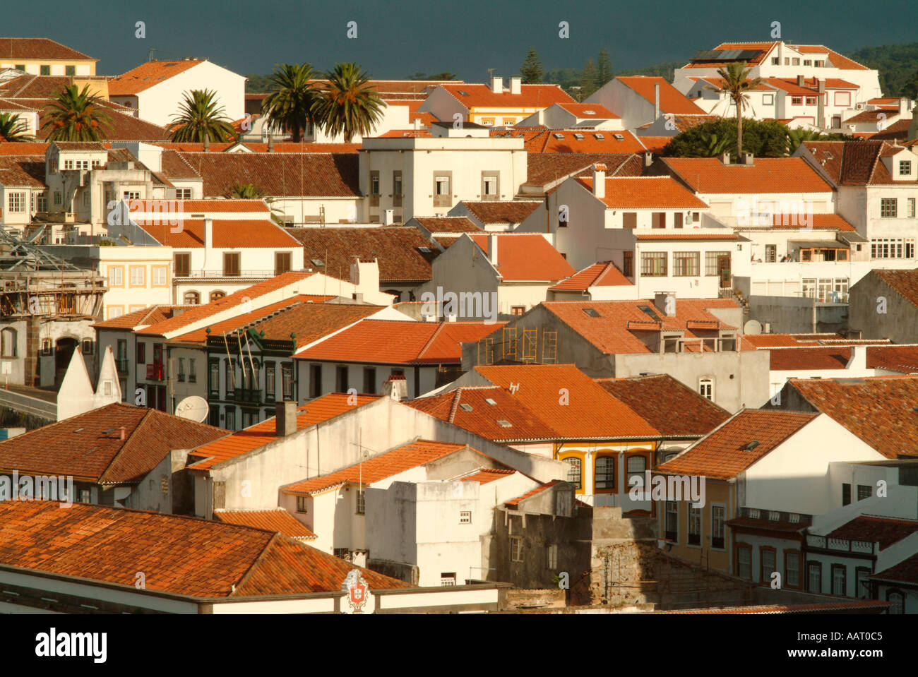 La città di Angra do Heriosmo sull'isola portoghese di Terciera nelle Azzorre. Foto Stock