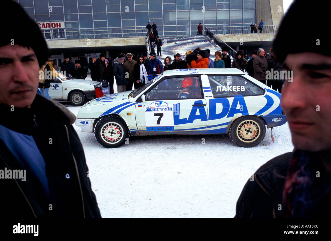 LADA auto da rally nel centro di Togliatti attrae grandi folle di spettatori Foto Stock