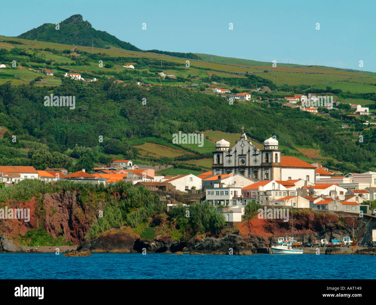 Una vista della città di Santa Cruz e sul lato est dell isola di Flores nelle Azzorre, un oceano Atlantico isola del gruppo. Foto Stock