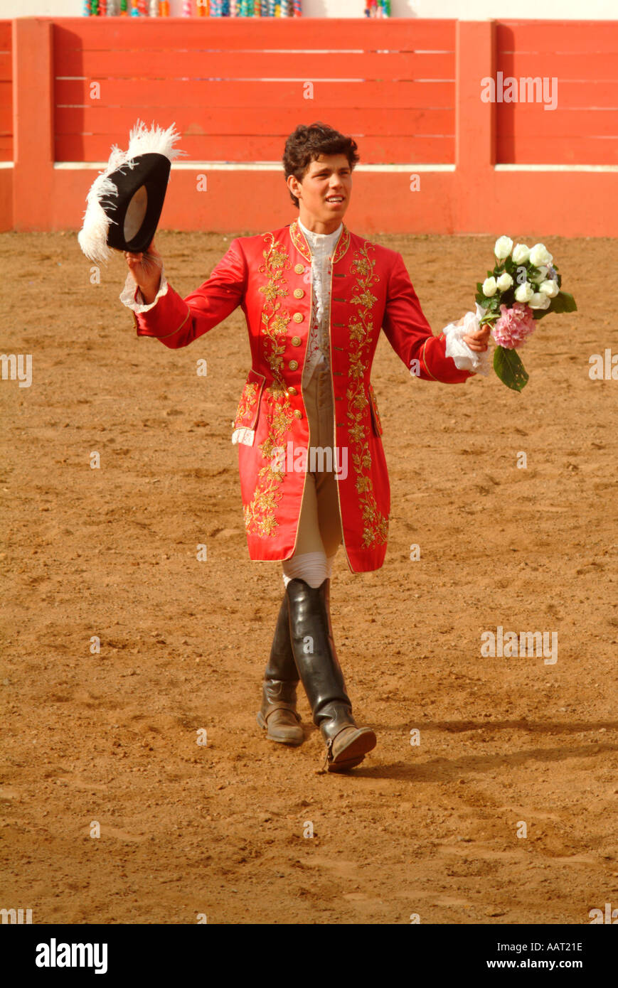 Un matador accetta doni di fiori dopo un successo la corrida in Portogallo. Questo è stato uno nelle Azzorre su Graciosa. Foto Stock