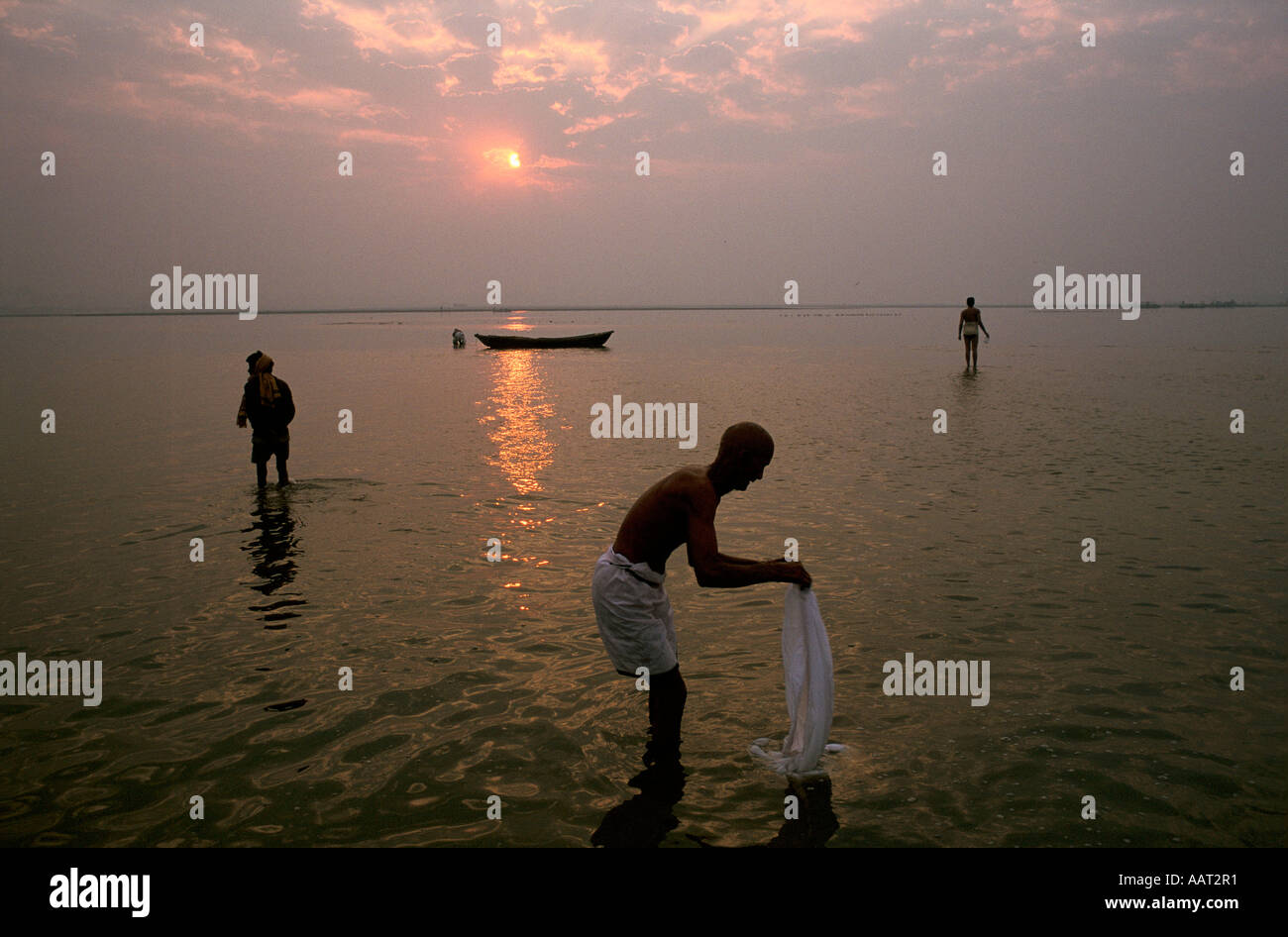 KUMBH MELA INDIA 2001 come il sole tramonta su di Allahabad milioni di pellegrini continuare a lavare e pregare 2001 Foto Stock