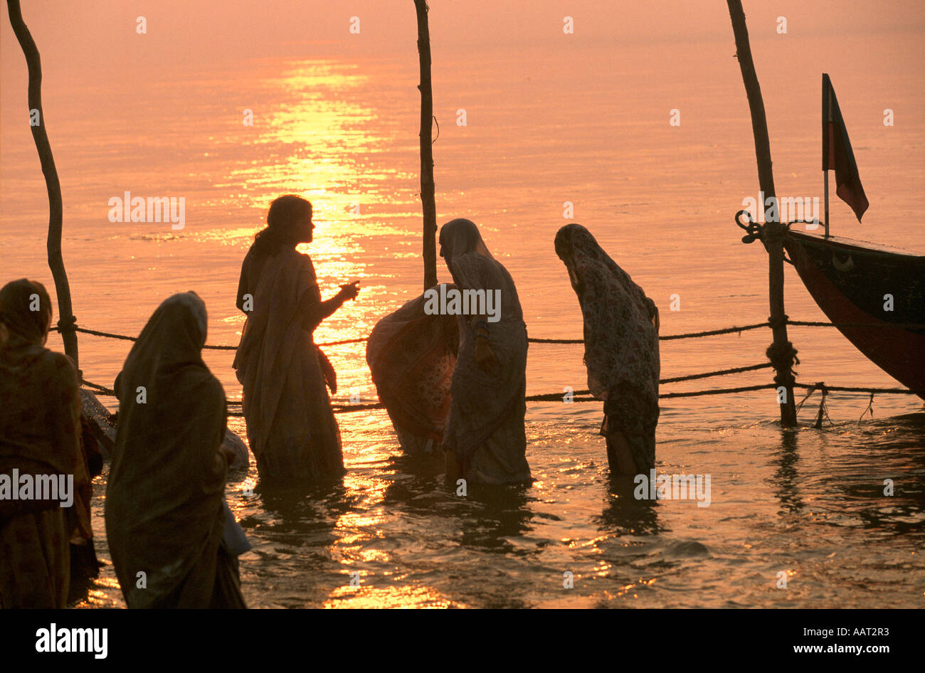 KUMBH MELA INDIA 2001 come il sole tramonta oltre il KUMBH MELA IL FLUSSO DI PELLEGRINI continua proveniente da gange 2001 Foto Stock