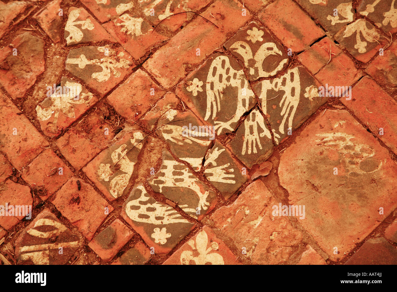 Medievale di coccio intarsiato piastrelle per pavimenti che mostra un due HEADED EAGLE motivo al Cleeve Abbey in Somerset Inghilterra Foto Stock