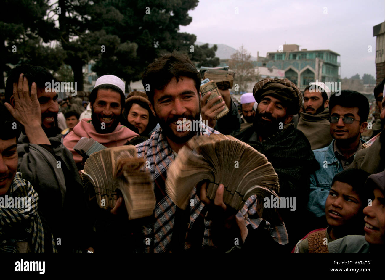 La rinascita di una nazione CAMBIAMONETE CON UN FASCIO DI AFGANI LA MONETA UFFICIALE DI 33 000 afghani a 1 dollaro USA. 2001 Foto Stock