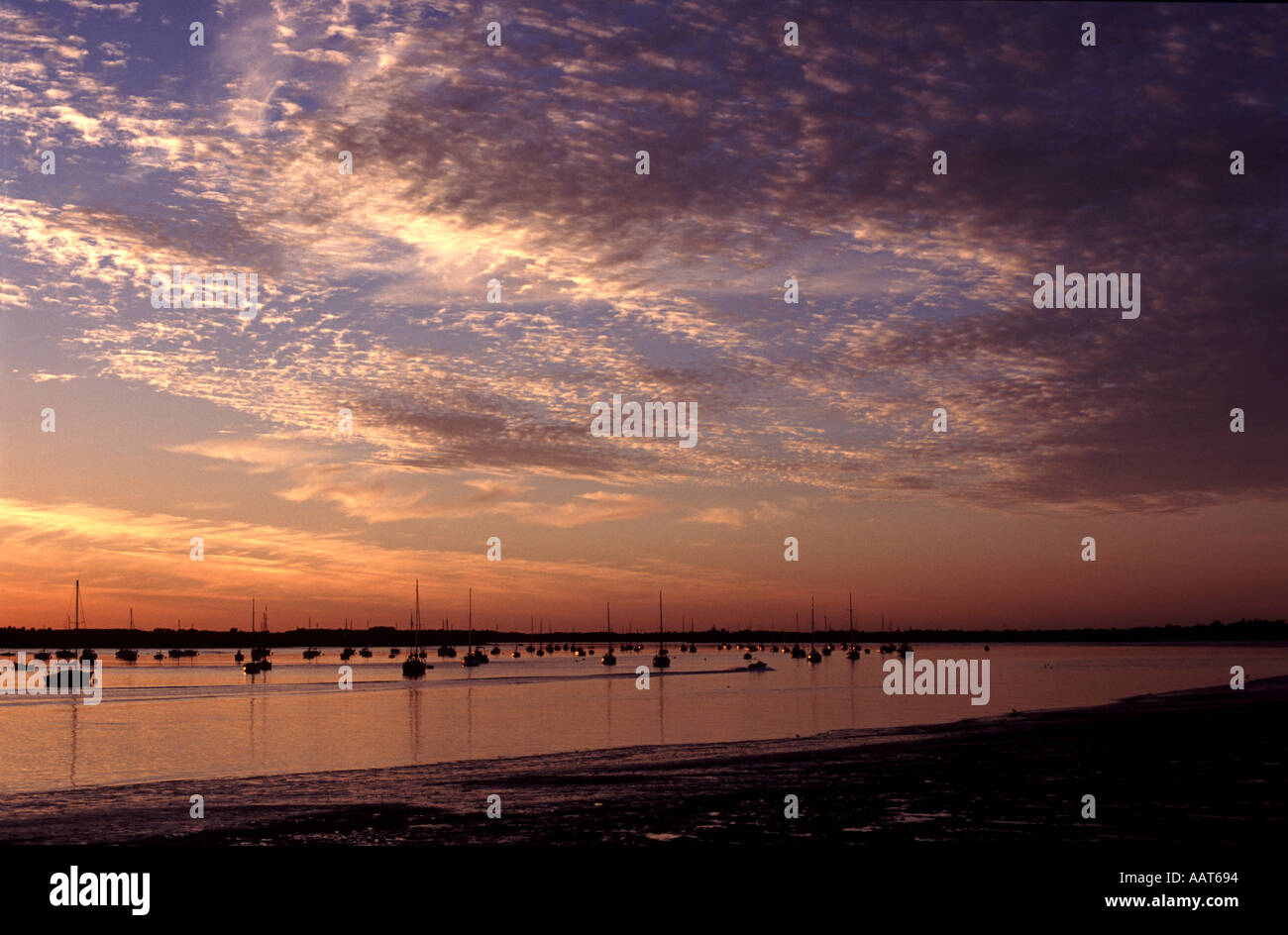 Tramonto sul fiume Deben a Bawdsey traghetto, Suffolk, Regno Unito. Foto Stock