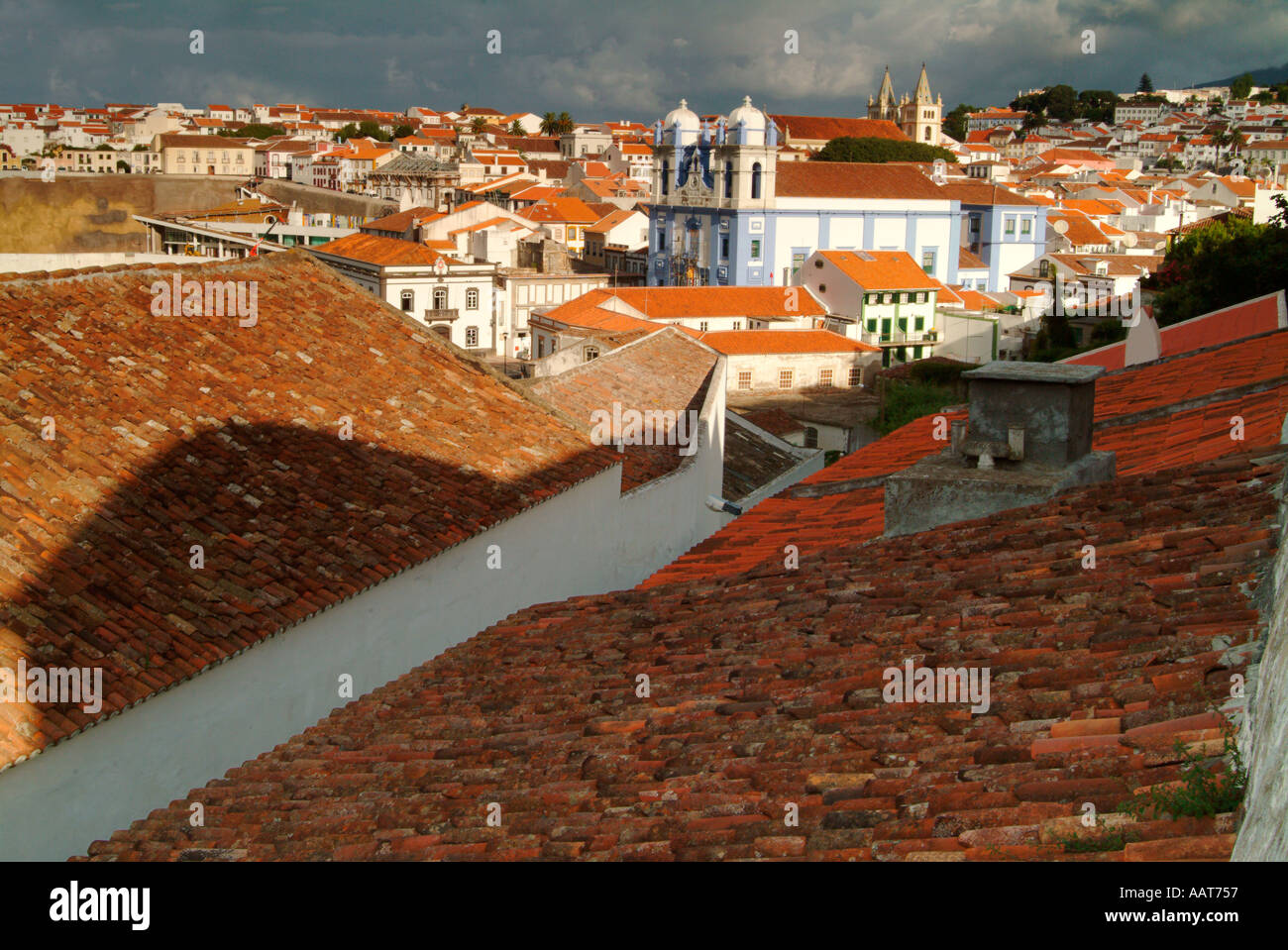 Piastrelle spagnolo tetti in una città nelle Azzorre Foto Stock