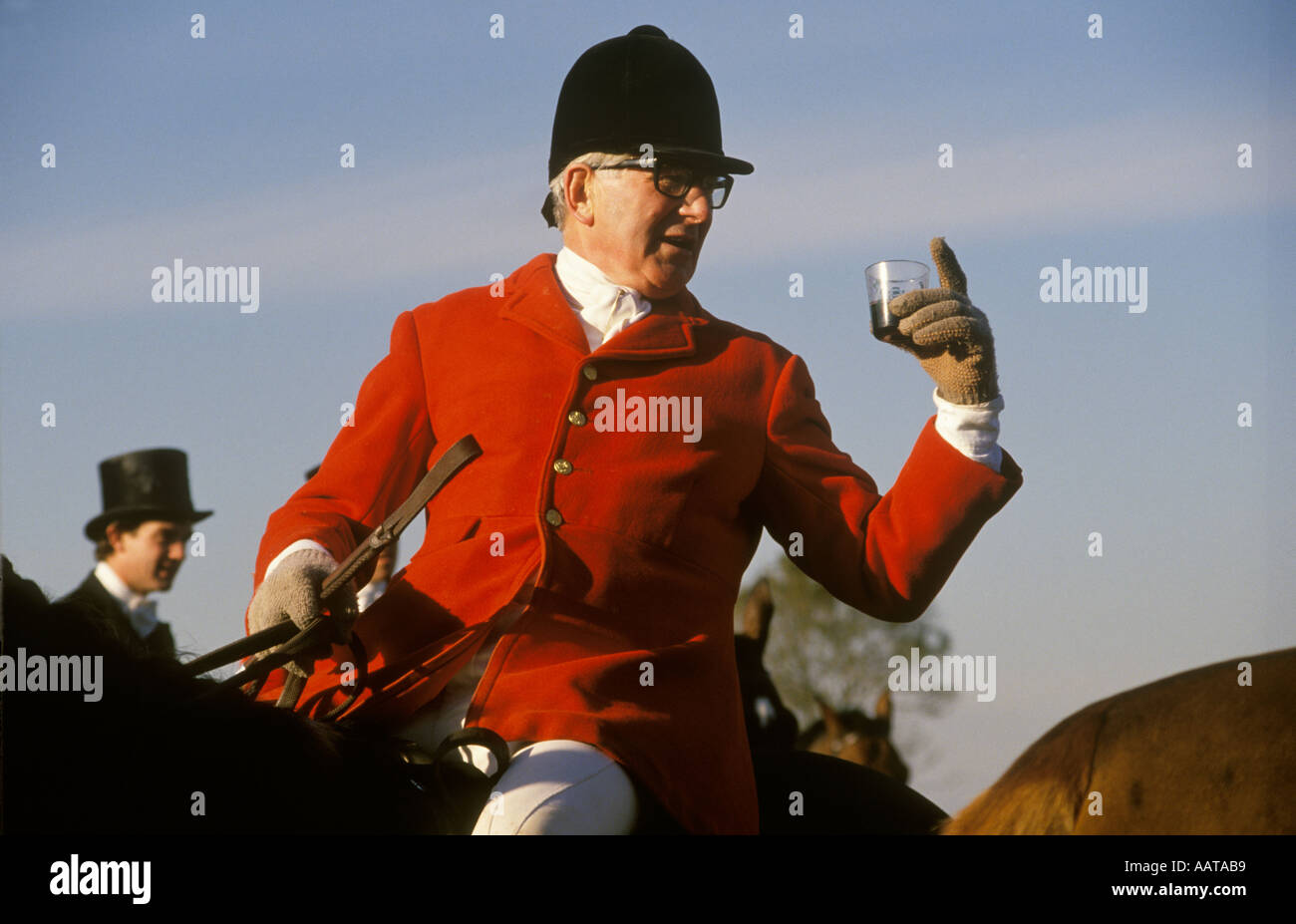 Tazza a staffa. Master of the Foxhounds alla fine dei giorni si incontrano. Tradizionale scena della caccia alla volpe. Belvoir Hunt, Leicestershire, Inghilterra anni 1980 Foto Stock