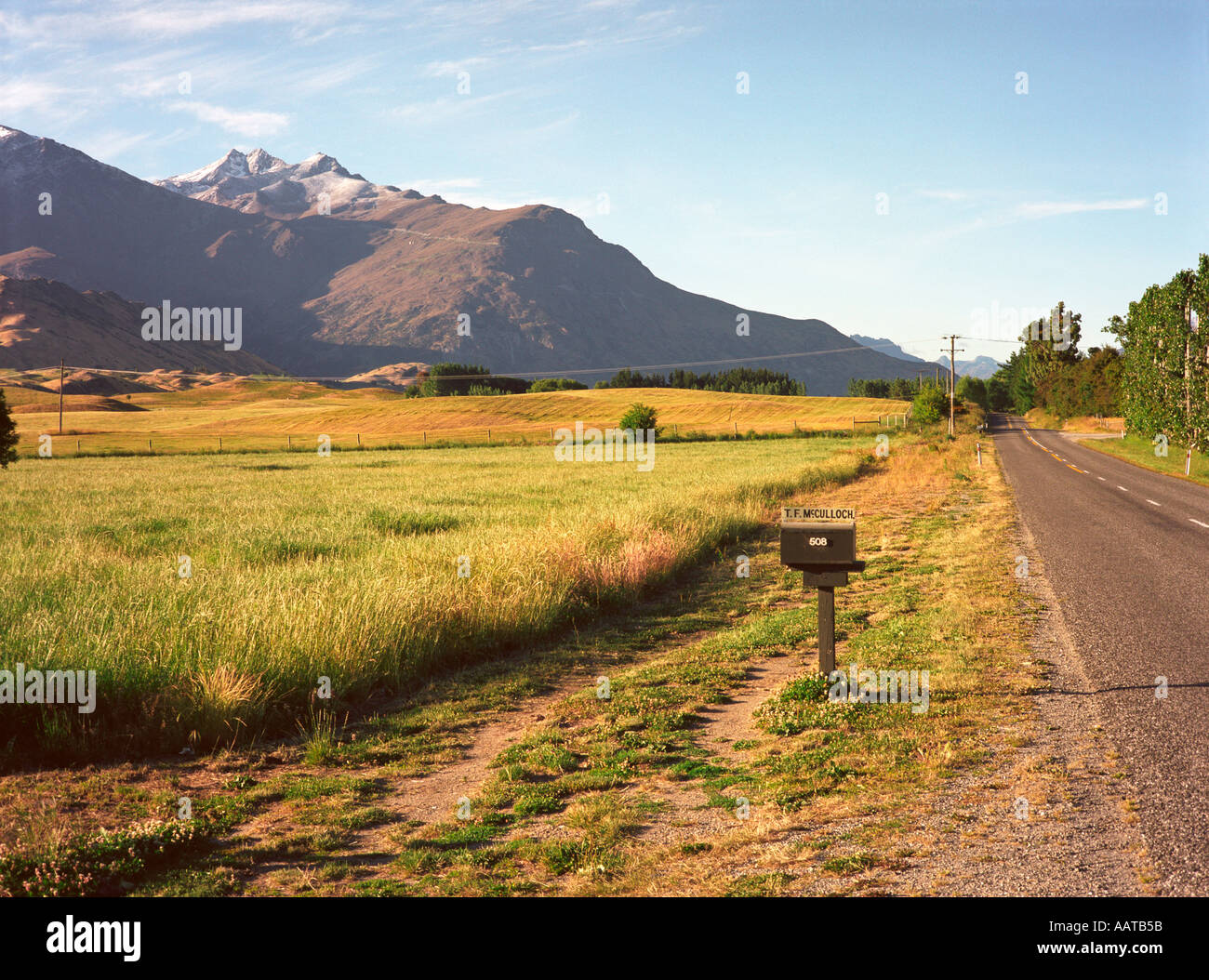 Postbox nelle zone rurali di nuova zelanda desolata lonely sterile tetro solitario Foto Stock