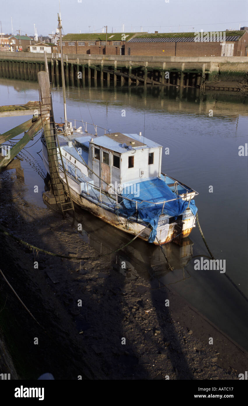 Lone barca ormeggiata sulla Orwell al vecchio Ipswich Docks Foto Stock