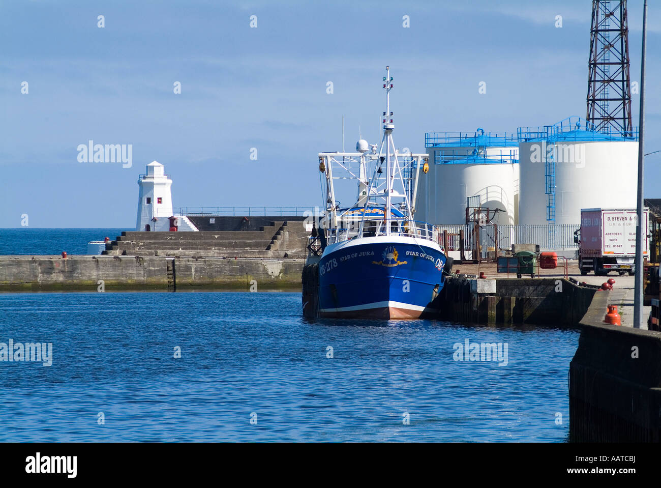 dh Pulteneytown WICK CAITHNESS Scottish Fishing boat lungo la banchina Wick Porto ormeggia pesca porto scotland peschereccio uk Foto Stock