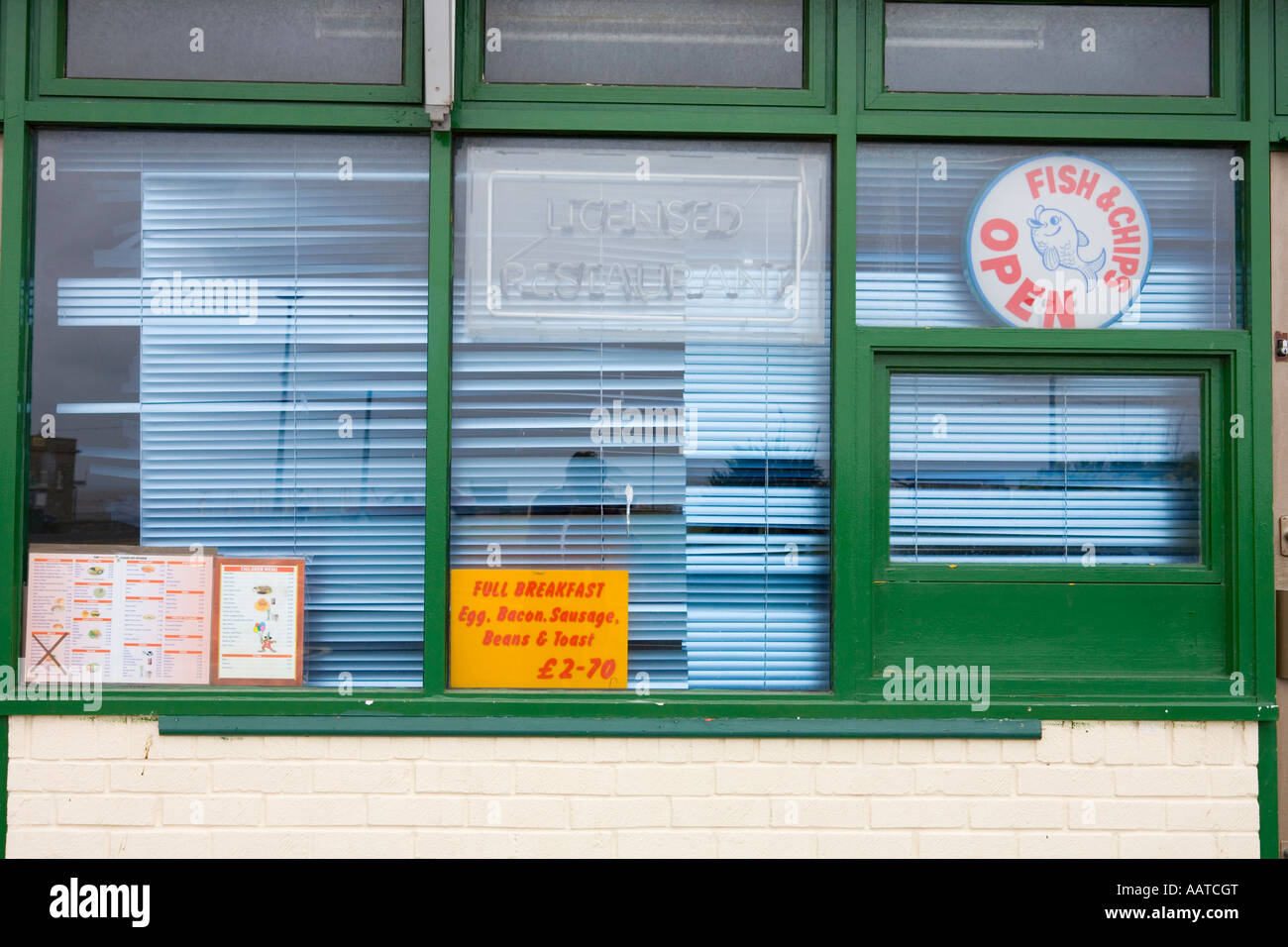 Weston Super Mare Somerset REGNO UNITO oppressi negozi ed edifici sul lungomare Foto Stock