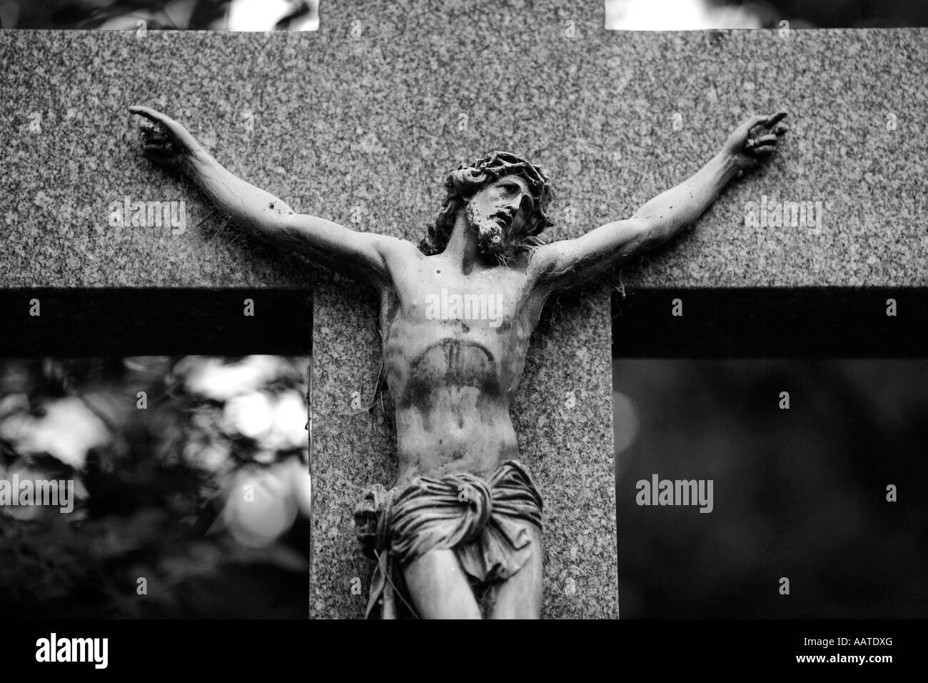 Gesù sulla croce che indossa una corona o corona di spine Foto Stock