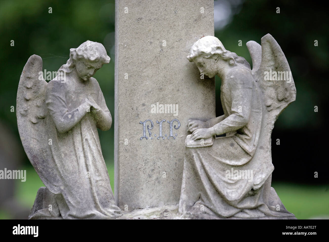 RIP R I P riposa in pace angeli alla base di una croce nella preghiera di benedizione di tomba Foto Stock