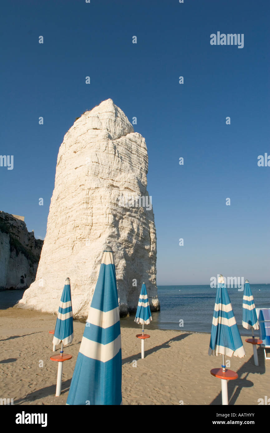 La roccia bianca conosciuta come Pizzomunno o Faraglione di Vieste e Gargano in Puglia, Italia Foto Stock