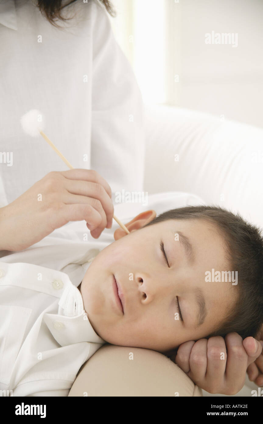 Madre figlio di pulizia orecchio, close-up Foto Stock