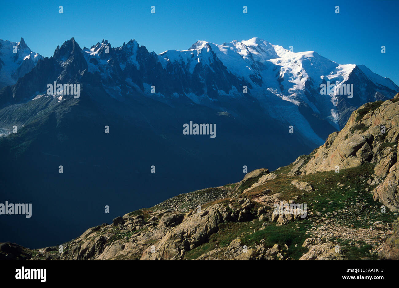 Le Aiguilles di Chamonix e Mont Blanc catena da Lac Blanc Chamonix Francia Foto Stock