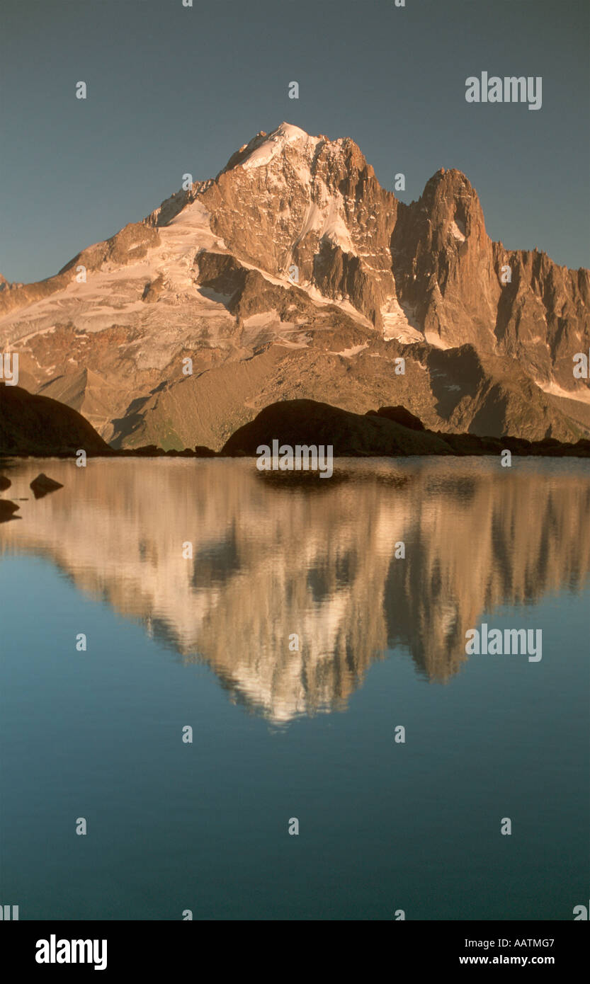 Aiguille Verte e les Drus riflessa in Lac Blanc al tramonto, Chamonix, Francia Foto Stock