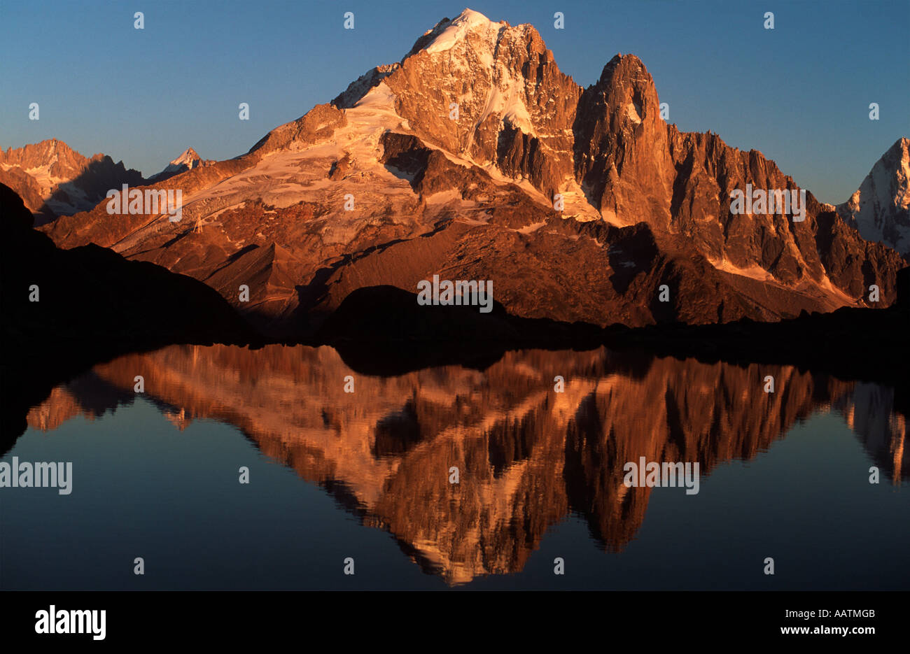 Aiguille Verte e les Drus riflessa in Lac Blanc, Chamonix, Francia Foto Stock