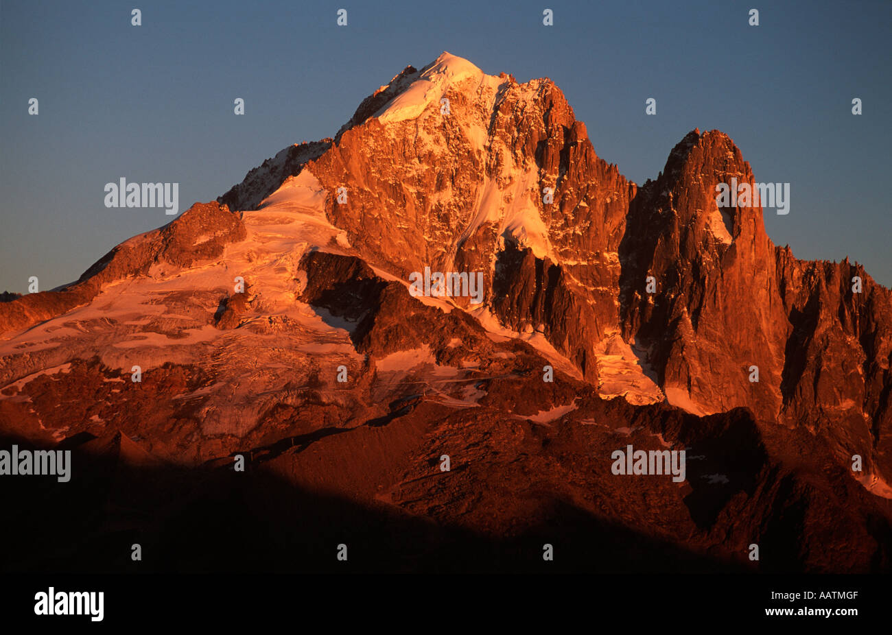 L'Aiguille Verte e le Drus inondate di luce arancione al tramonto Chamonix Francia Foto Stock