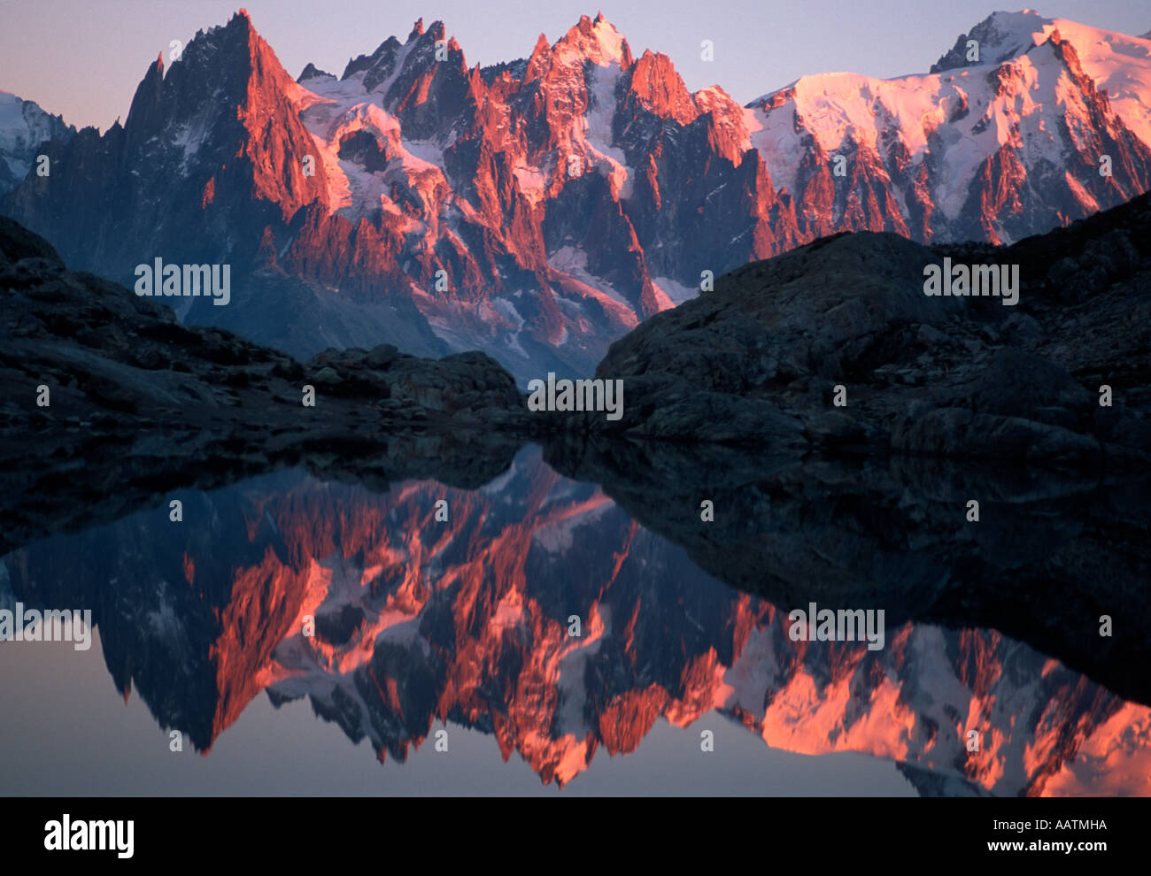 Le Aiguilles di Chamonix si riflette in Lac Blanc al tramonto, Chamonix, Francia Foto Stock