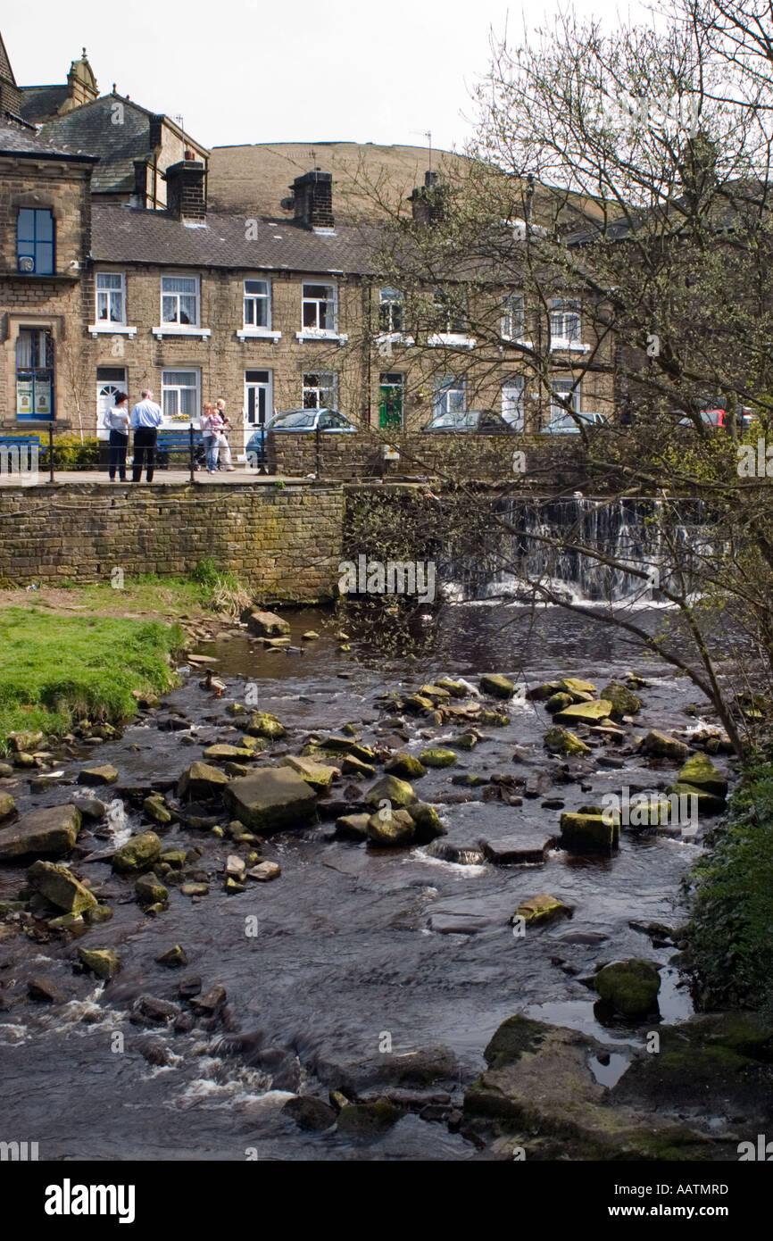 Weir sul fiume Colne nel centro di Marsden Foto Stock