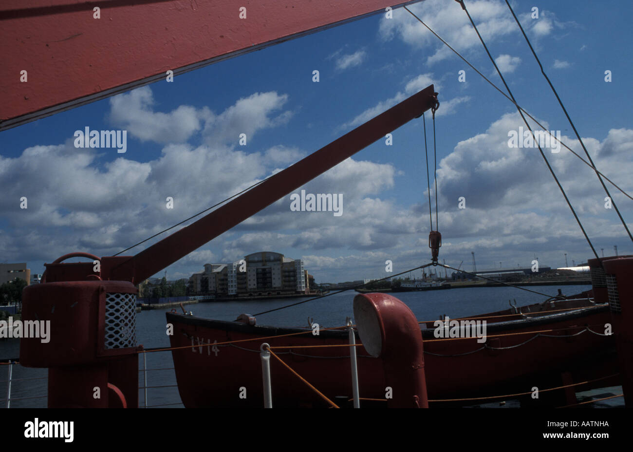 La Baia di Cardiff dalla scialuppa di salvataggio deck Golenlong 2000 lightship Foto Stock