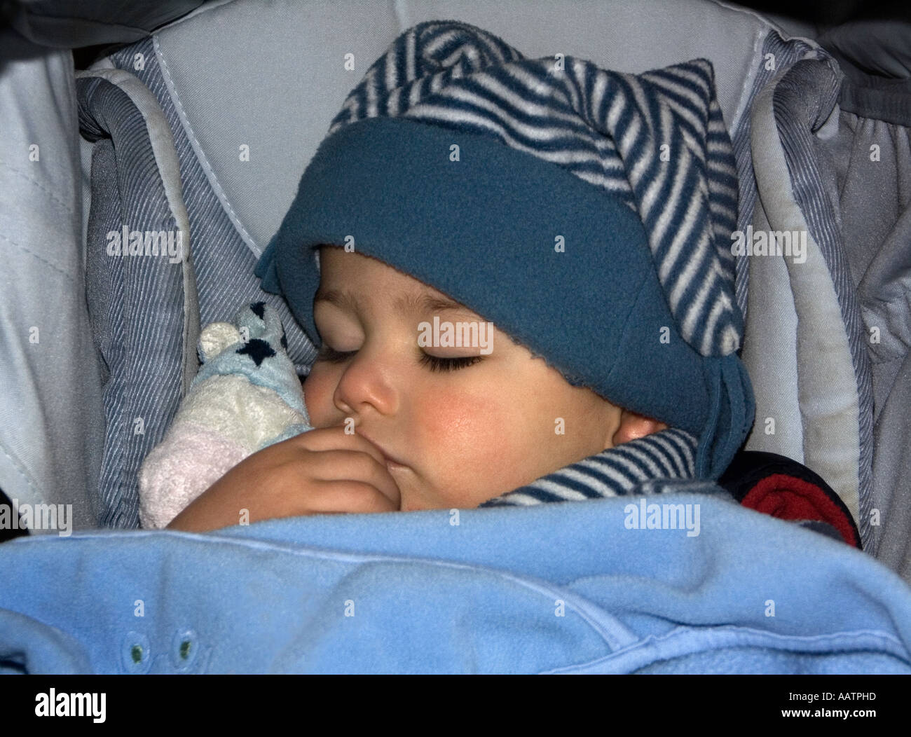 Bambino dorme nella PRAM. Foto Stock