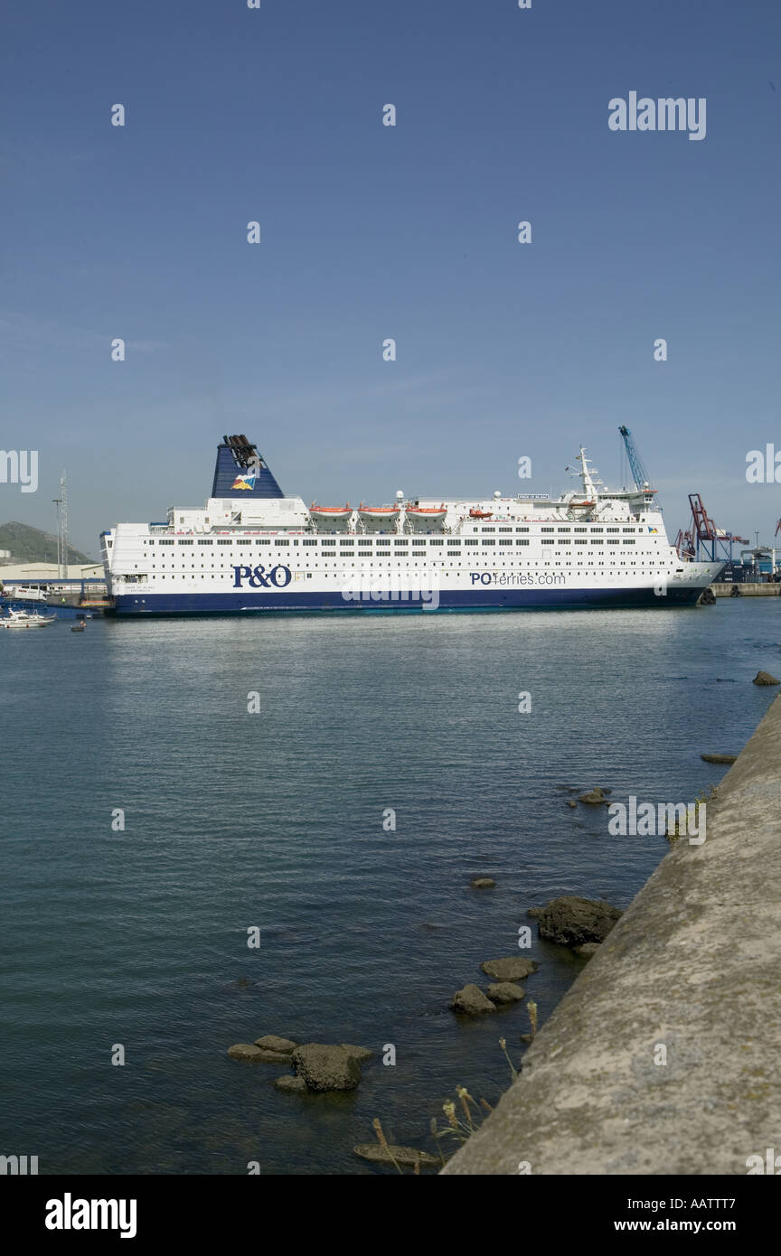 P & O per i passeggeri dei traghetti nel porto di orgoglio di Bilbao in  porto al porto di Santurzi, Pais Vasco (Paese Basco), nel nord della Spagna  Foto stock - Alamy