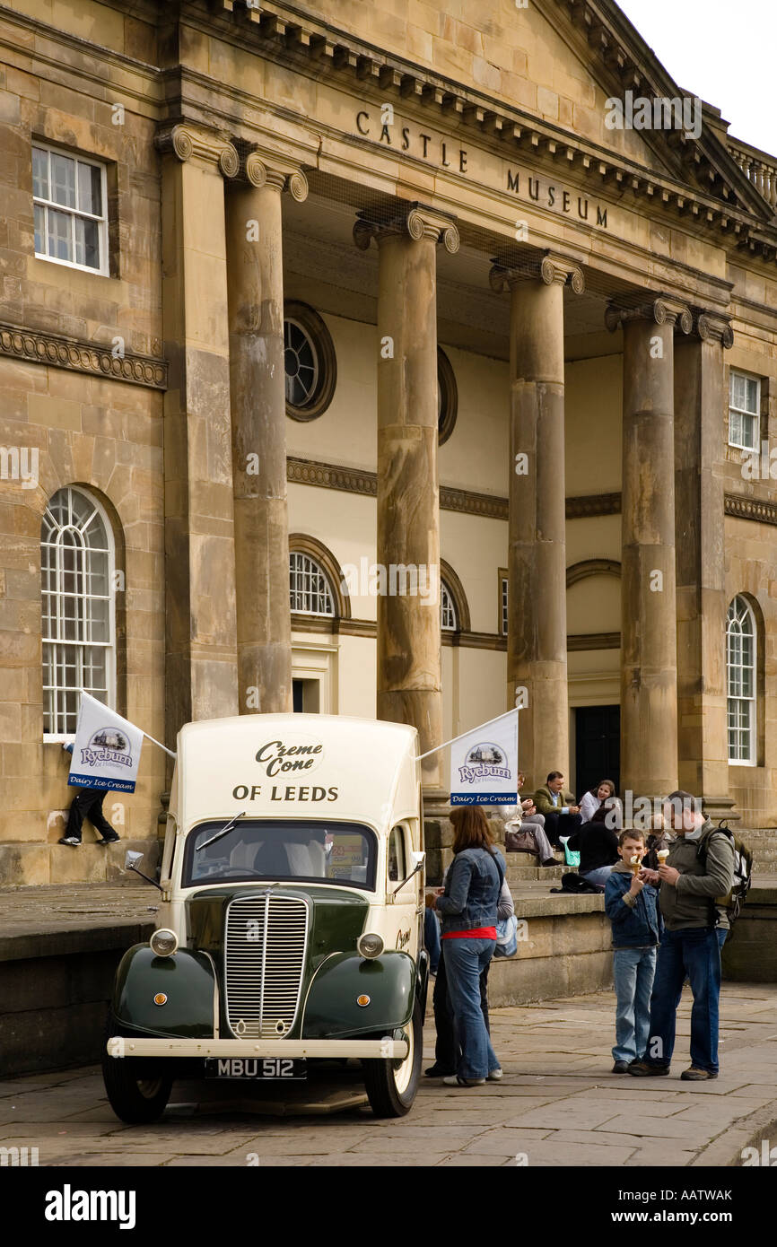 Vintage Ice Cream Van presso il Museo del Castello di York Yorkshire Foto Stock