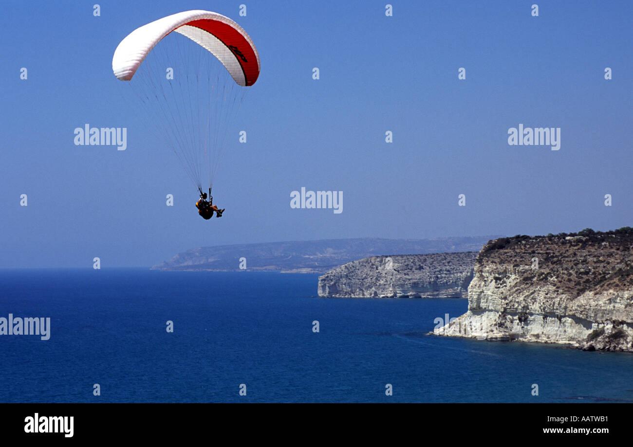Parapendio sulla costa cipriota Foto Stock