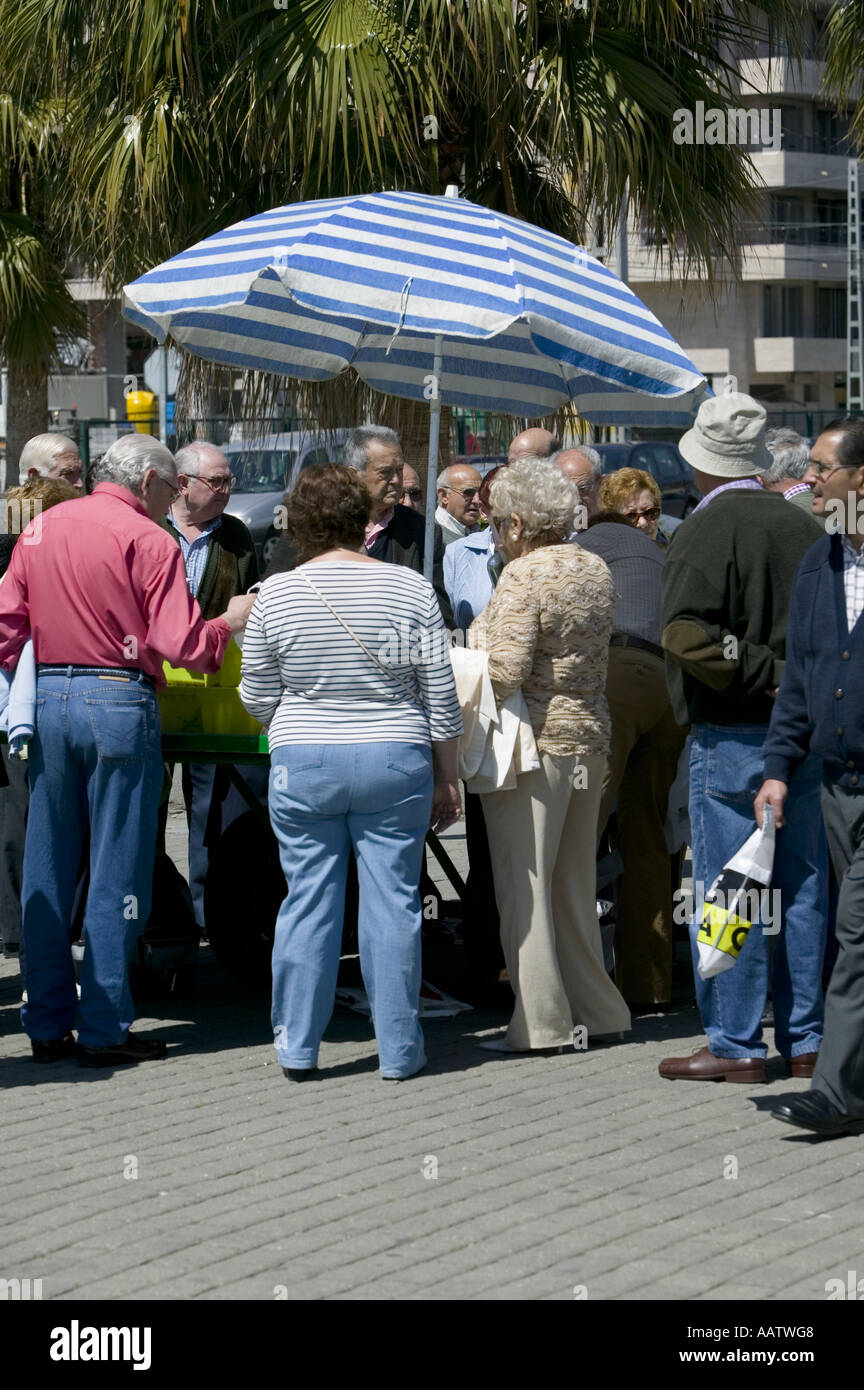 Le persone si affollavano intorno a pesce fresco in stallo, porto di Santurtzi, Pais Vasco, Spagna. Foto Stock