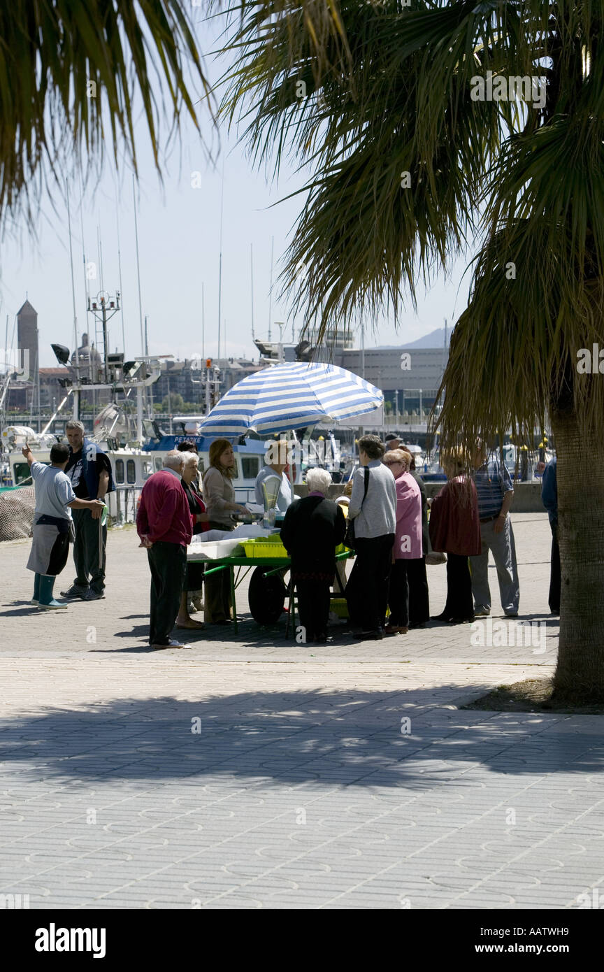 Persone che acquistano il pesce fresco alla pressione di stallo, Santurtzi porta, Pais Vasco, Spagna. Foto Stock