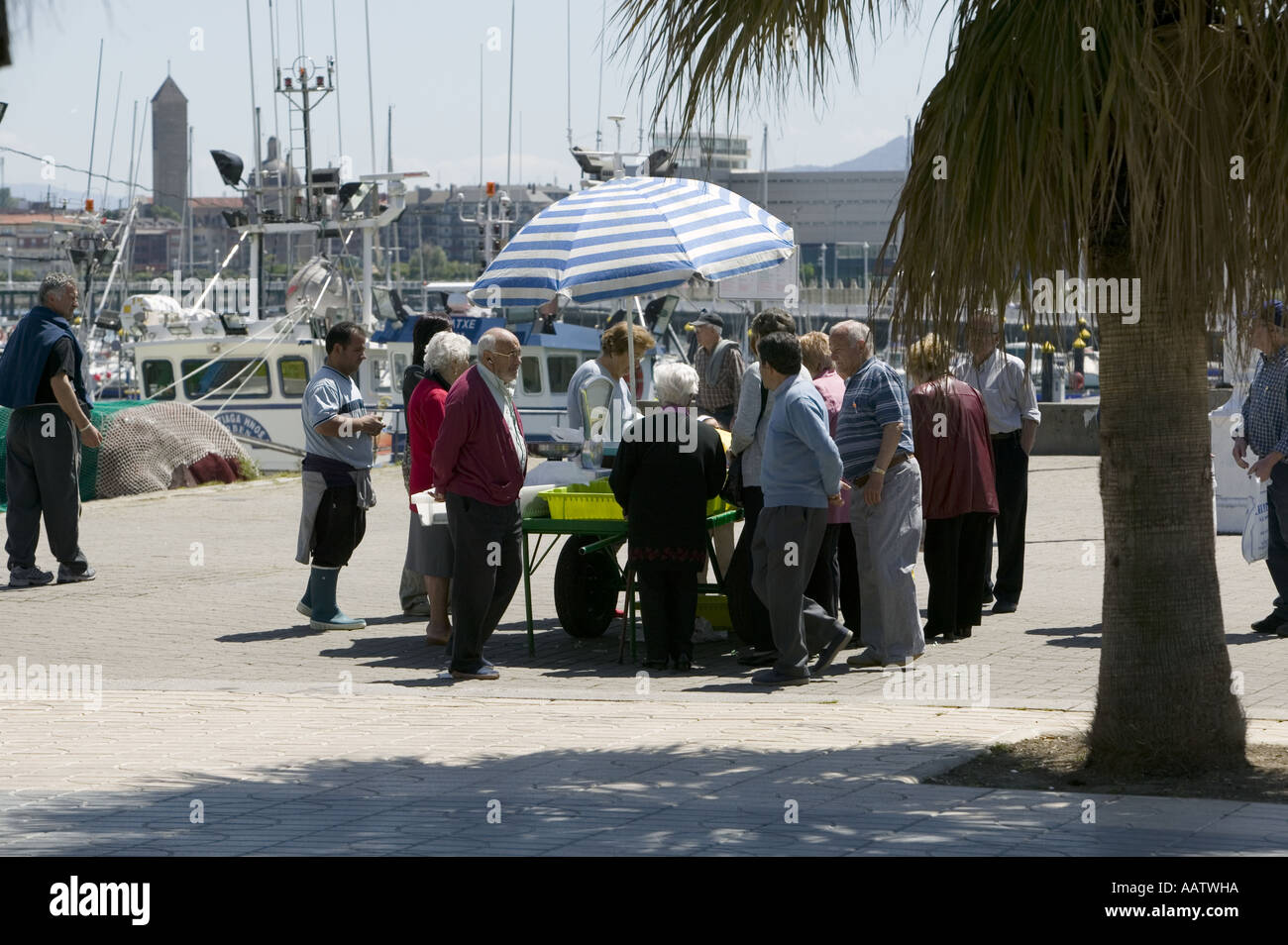 Persone che acquistano il pesce fresco alla pressione di stallo, Santurtzi porta, Pais Vasco, Spagna. Foto Stock